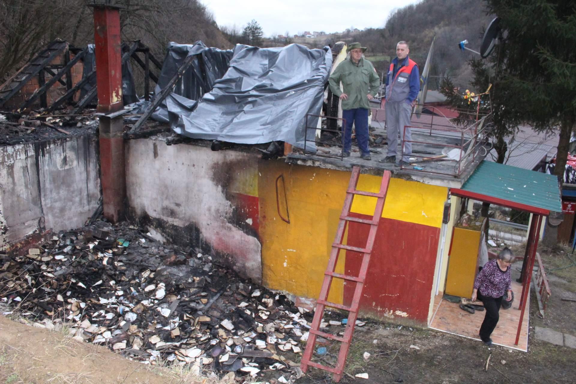 Hiljadu knjiga izgorjelo u požaru na kući porodice Pašalić - Avaz