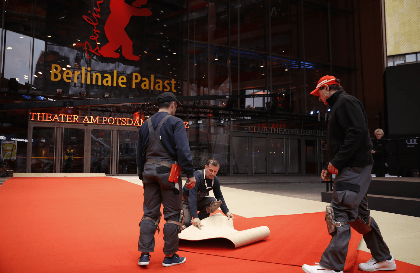 Radnici postavljaju crveni tepih - Avaz