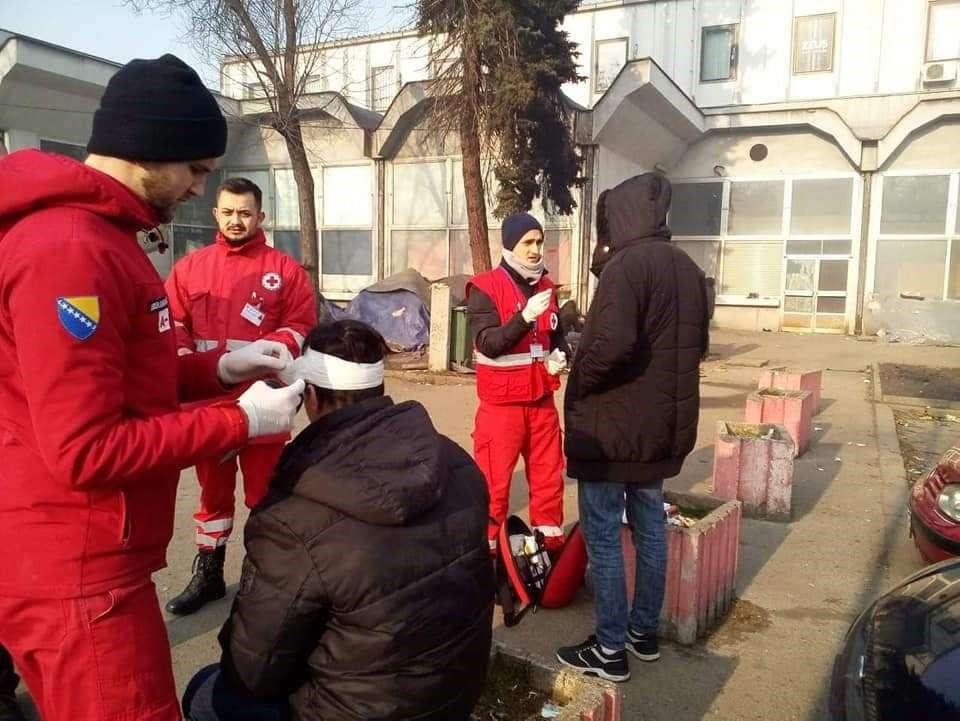 Mobilni timovi Crvenog križa FBiH pružaju pomoć migrantima - Avaz