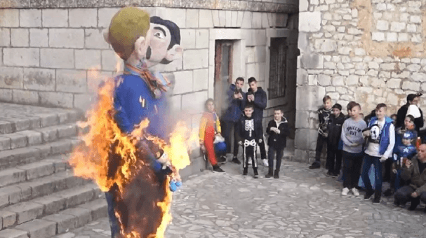 Na karnevalu u Imotskom spalili gej lutke s djetetom