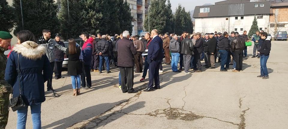 Protesti ispred zgrade Vlade BPK: Stanovnici sela protiv poligona za uništavanje mina