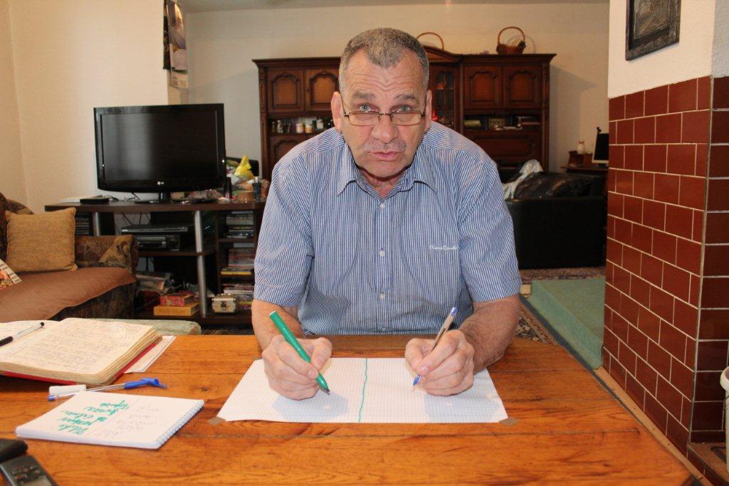Penzioner Ramo Bejzić piše objema rukama istovremeno, radi sklekove na jednoj ruci