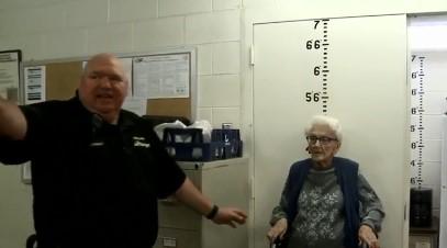 Policajci ispunili želju starici: Uhapsili je na 100. rođendan
