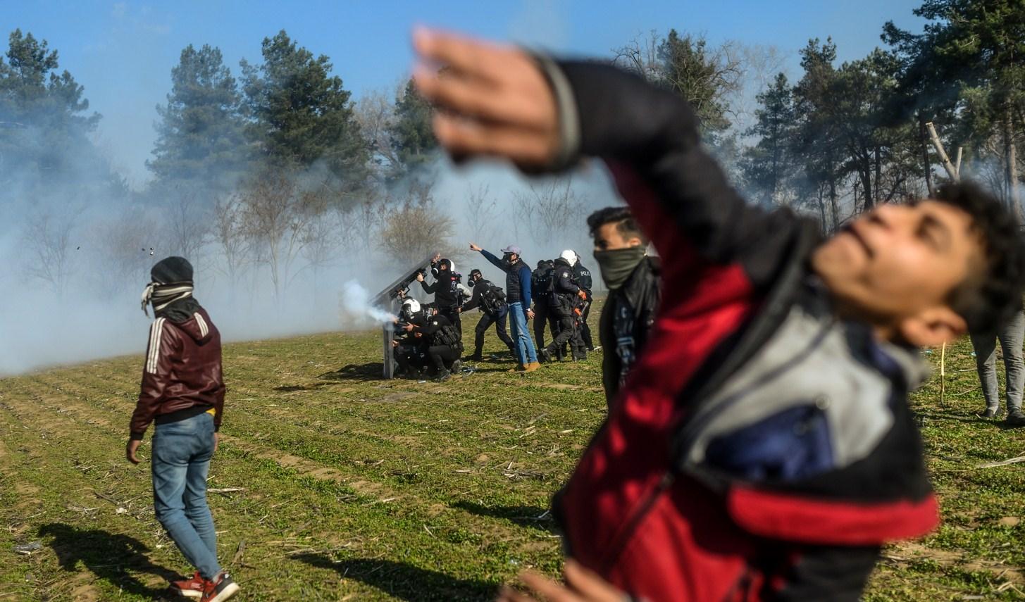 Migranti kamenjem nasrću na vojsku i policiju - Avaz