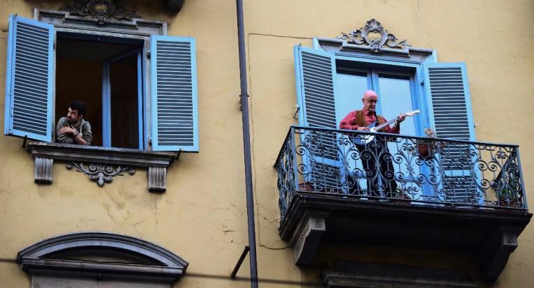Italijani pjevaju na balkonima - Avaz
