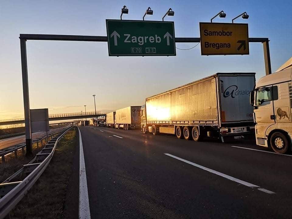 Kamioni uz policijsku pratnju krenuli kroz Hrvatsku prema BiH - Avaz