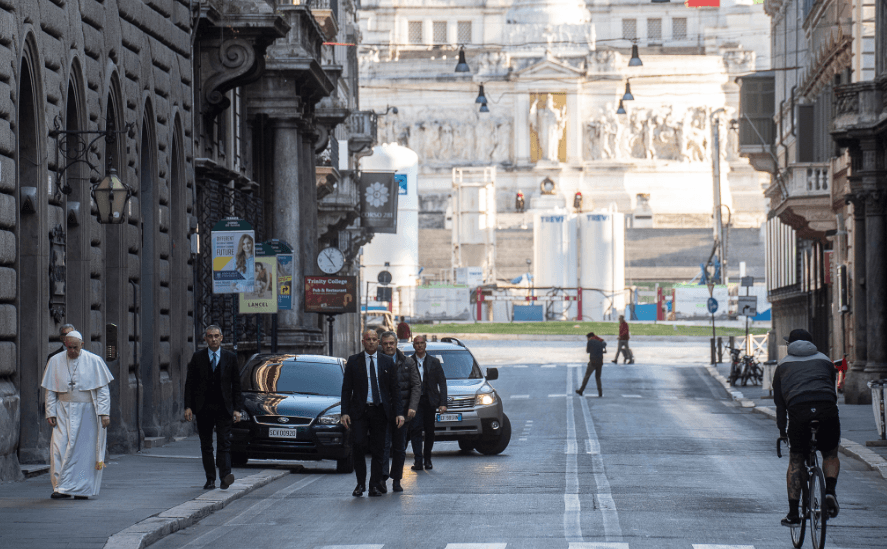 Papa Franjo hodao praznim ulicama Rima i molio za spas od koronavirusa