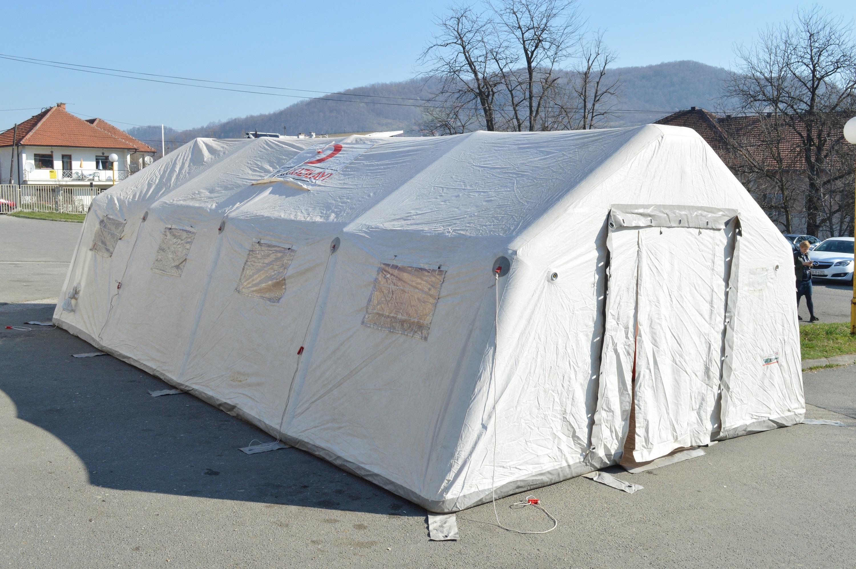Trijažni šator ispred UKC-a Tuzla