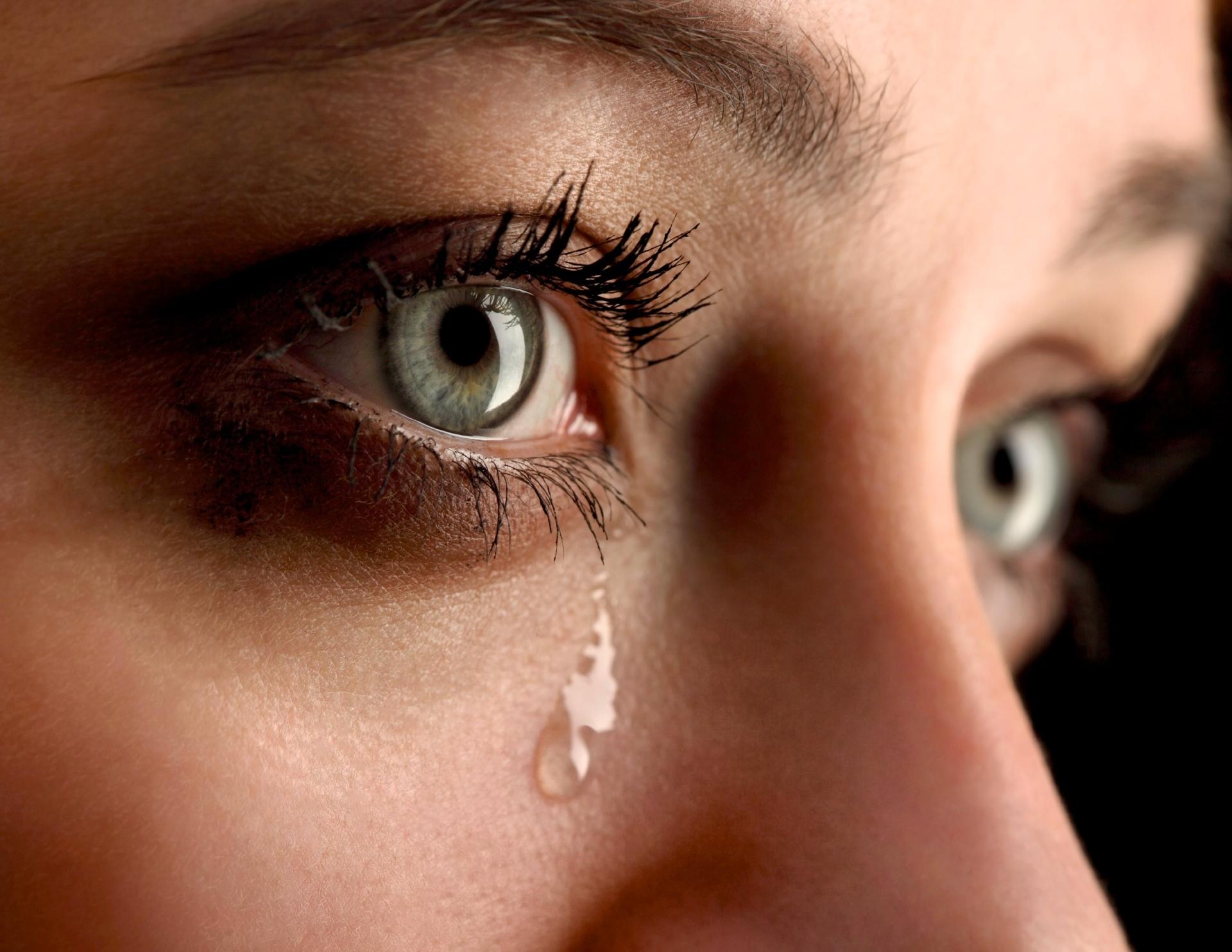 Dodir suza ili povšine na kojoj su se zadržale suze zaražene osobe, predstavljaju još jedan potencijalan rizik od zaraze - Avaz