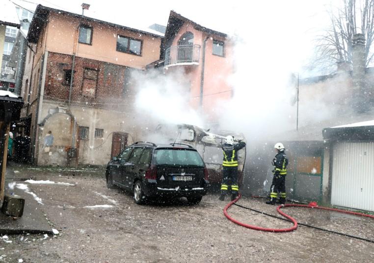 Požar u centru Tuzle: Gorjele kamp-kućica i garaža