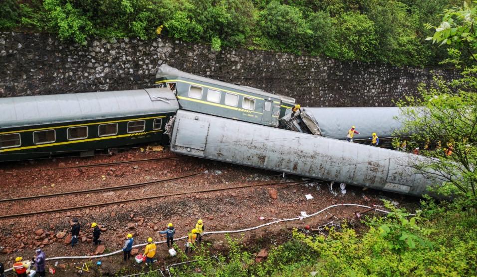 Putnički voz izletio sa šina: Jedna osoba je poginula, a 127 ih je povrijeđeno