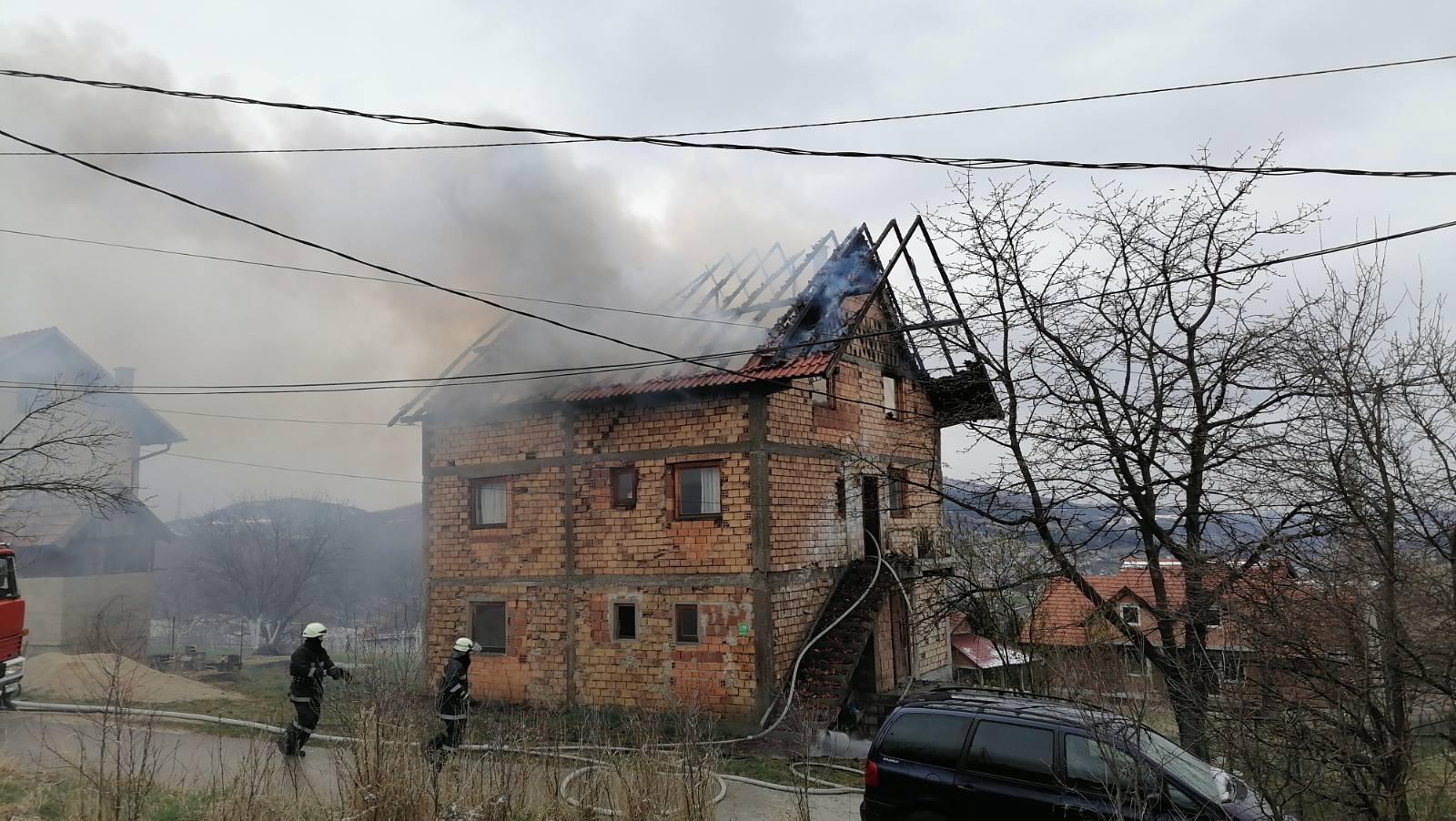 Izgorio krov kuće - Avaz