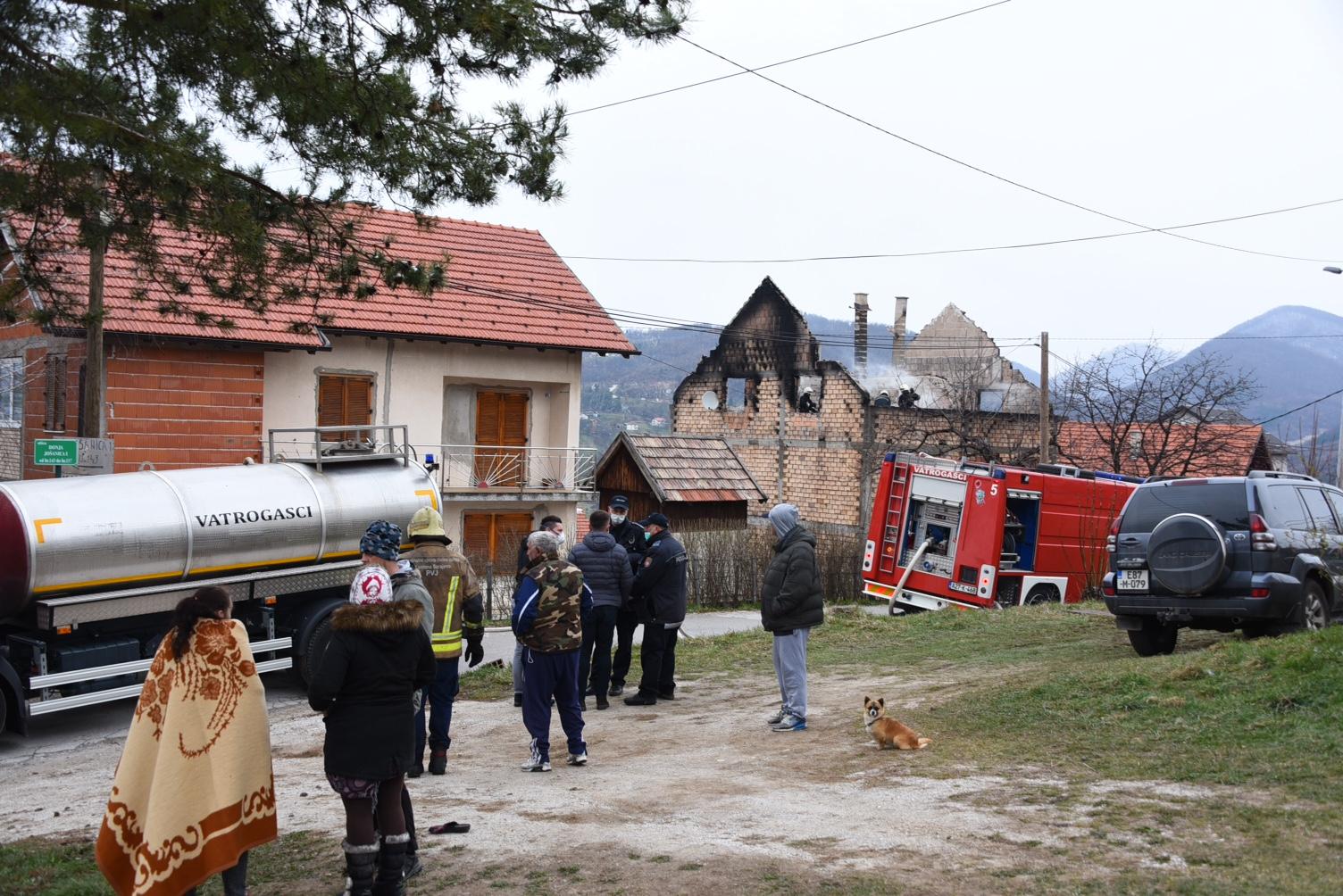 Policija i vatrogasci u Donjoj Jošanici - Avaz