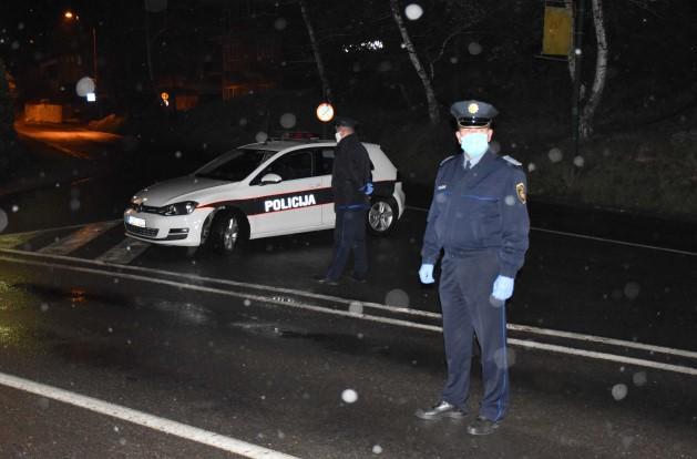 I policajci koriste zaštitne maske - Avaz