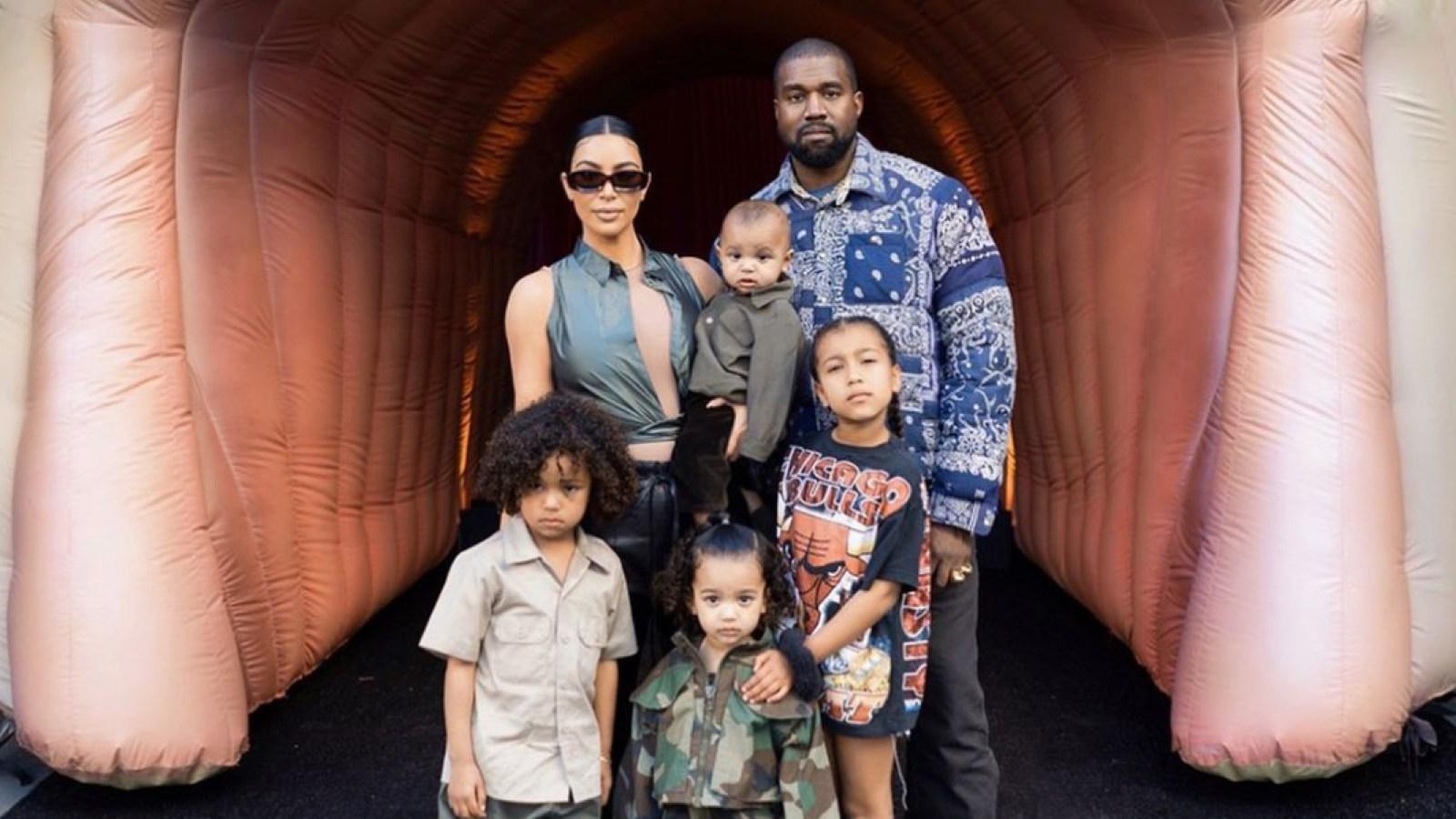 Kim Kardašijan sa suprugom i njihovo četvero djece - Avaz