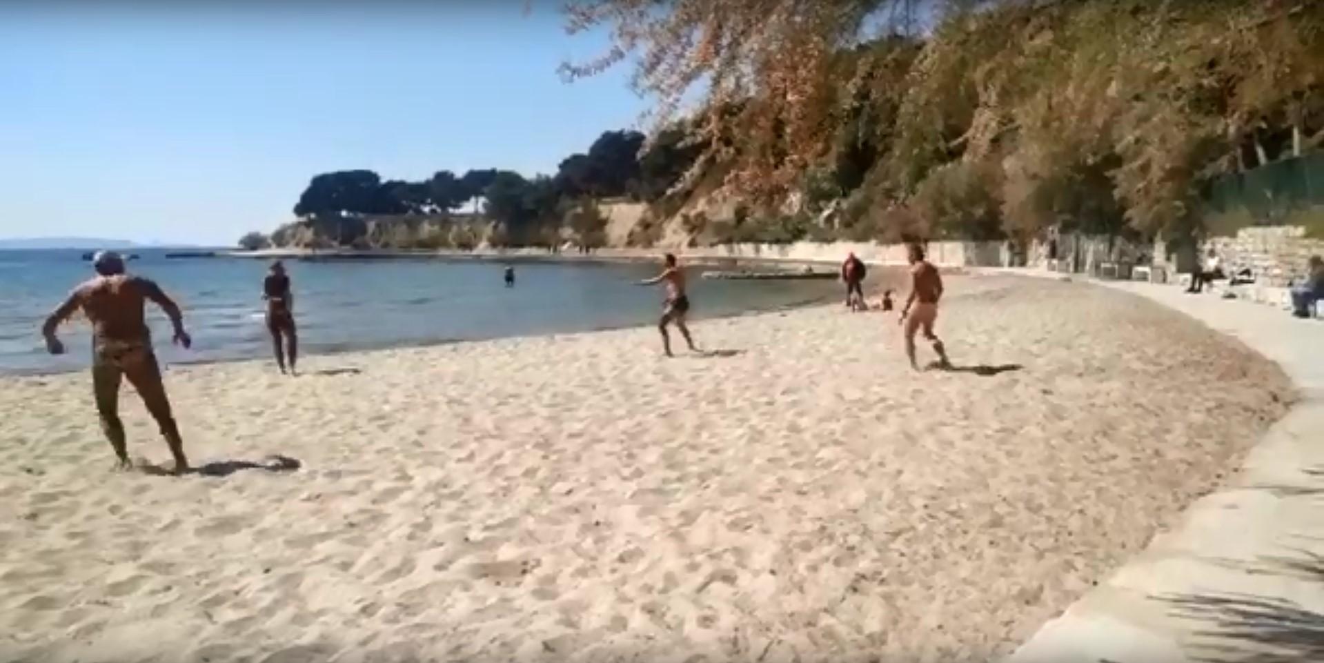 Split: Dok se Hrvatska bori s virusom, oni uživaju u piciginu na plaži - Avaz