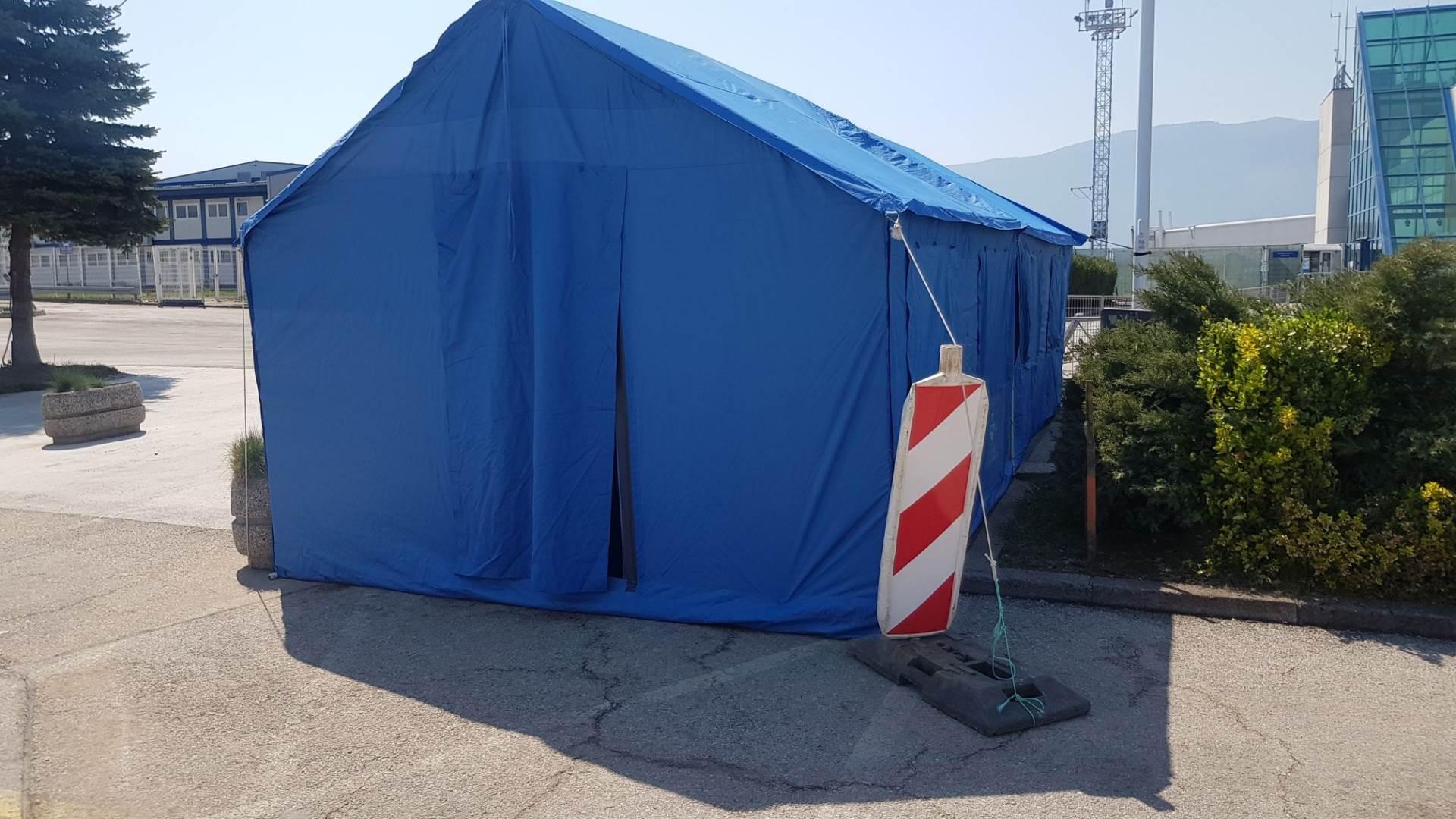 Na Sarajevskom aerodromu postavljen šator za dezinfekciju putnika i prtljaga