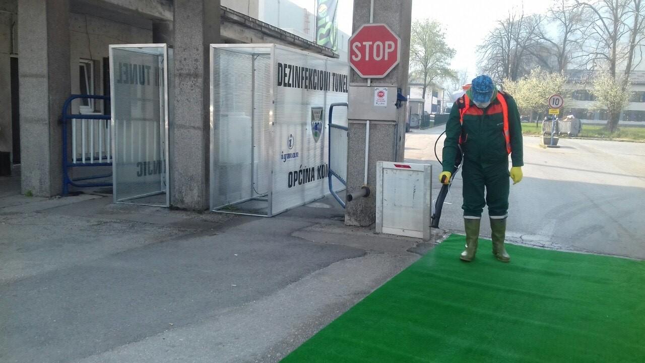 Ispred firmi postavljeni dezinfekcioni tuneli - Avaz