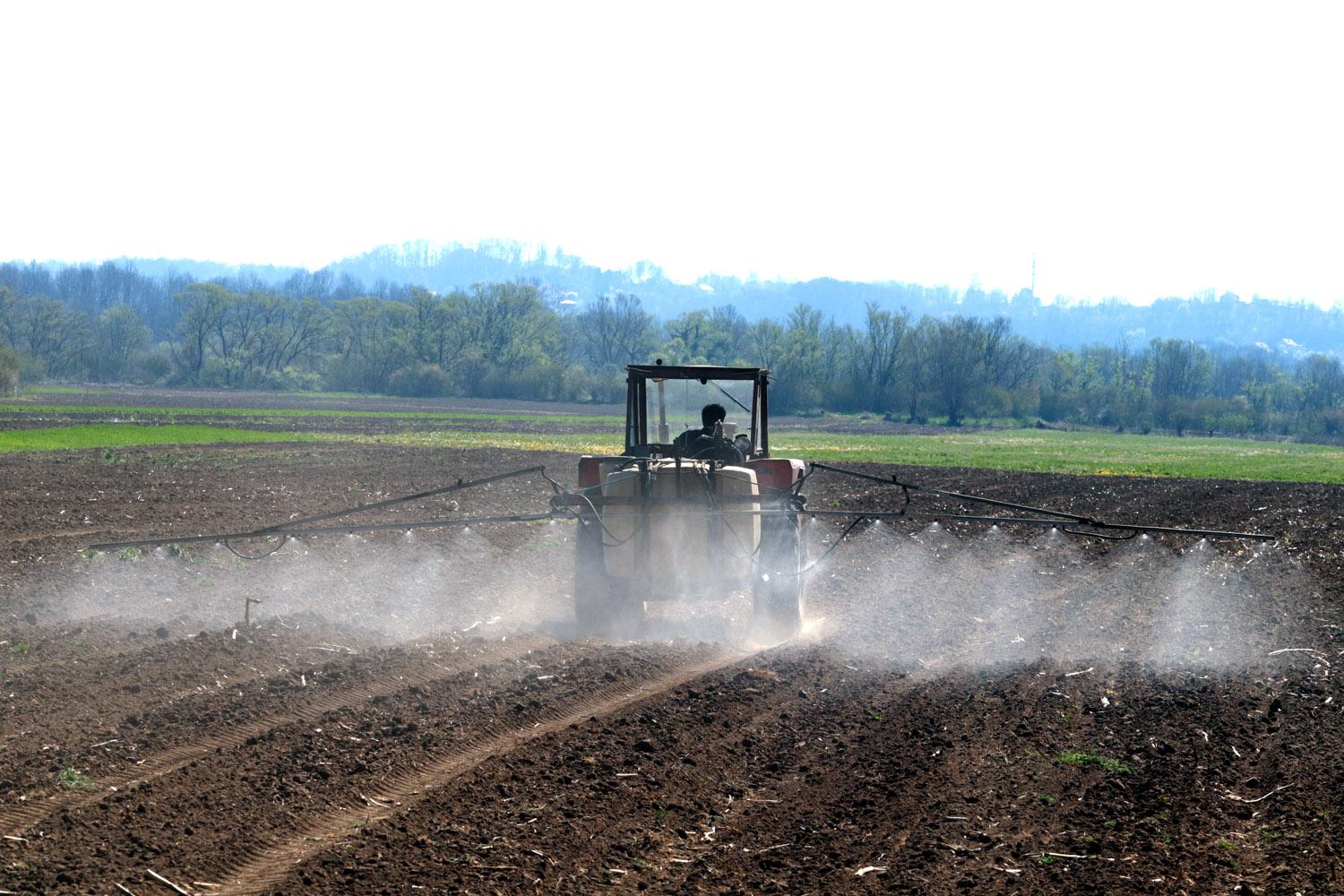 Poljoprivrednik obrađuje zemlju u Bokavićima - Avaz
