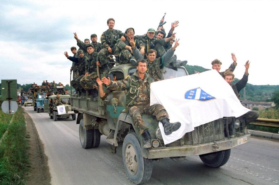 Zastava s ljiljanima na armijskom vozilu - Avaz