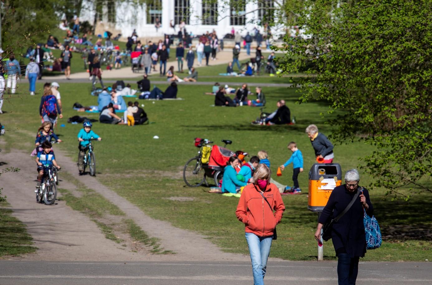 U Njemačkoj za vikend parkovi bili puni građana - Avaz