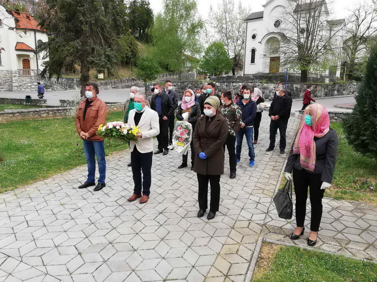 Položeno cvijeće na Centralno spomen-obilježje - Avaz