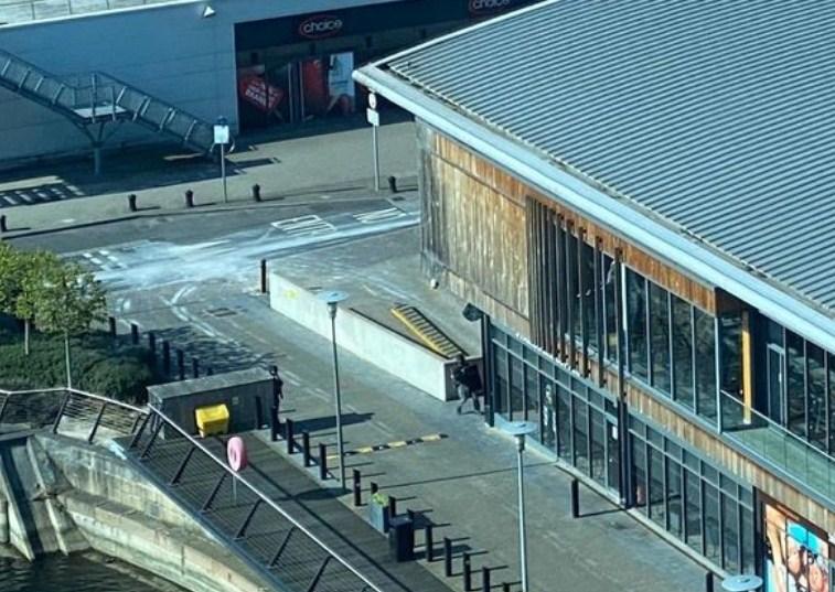 Drama u Engleskoj: Naoružani muškarac pucao s balkona