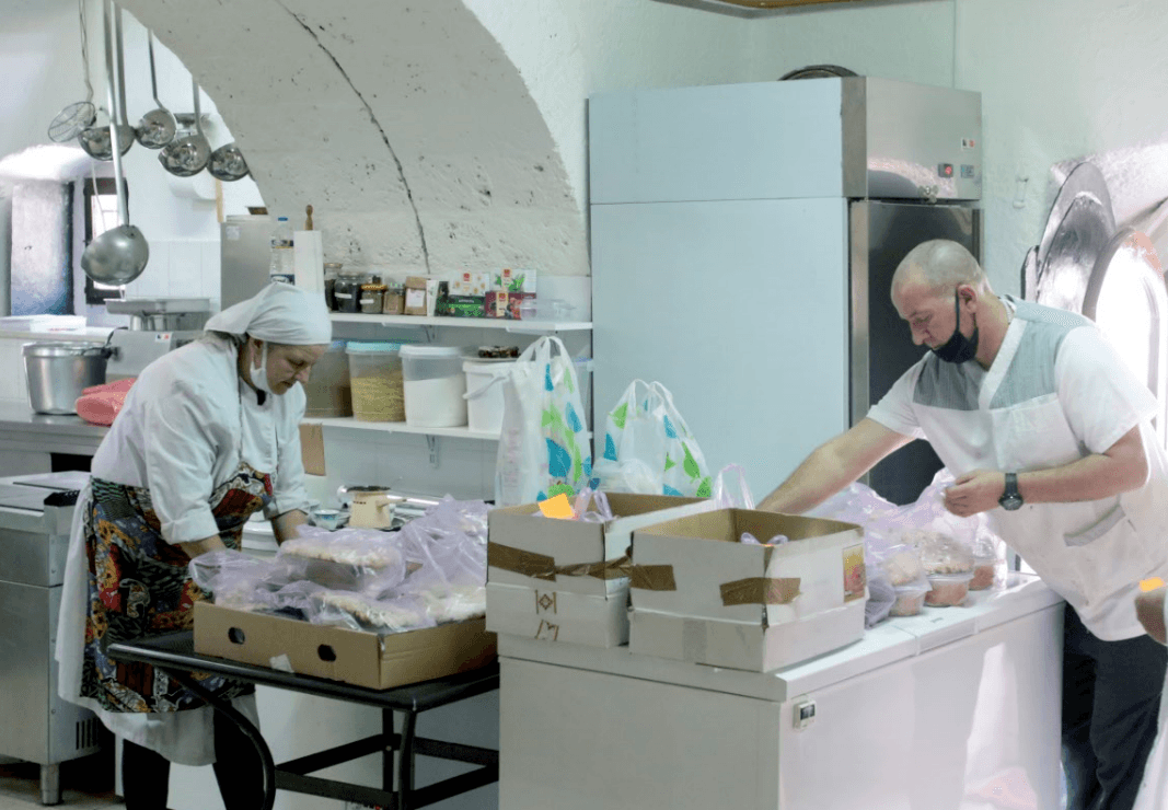 Radnici pakuju obroke za postače - Avaz
