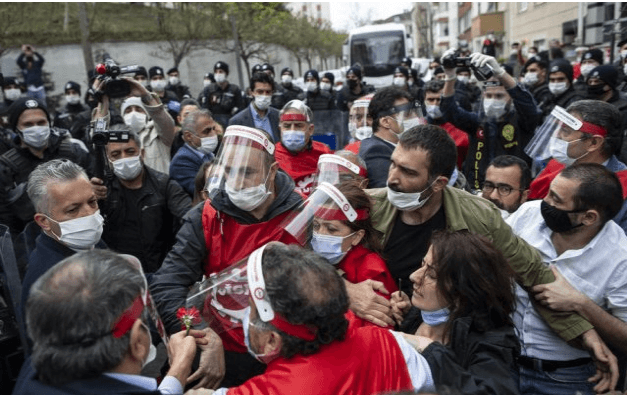 Sukobi policije i demonstranata u Istanbulu u vrijeme zabrane kretanja