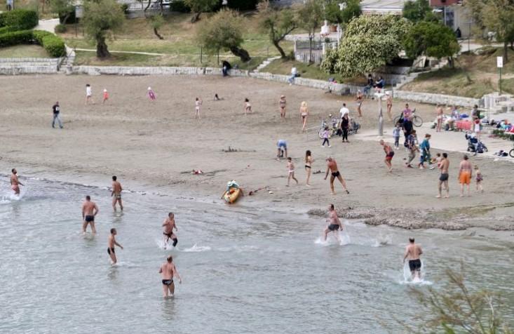 Građani uživali na plaži - Avaz
