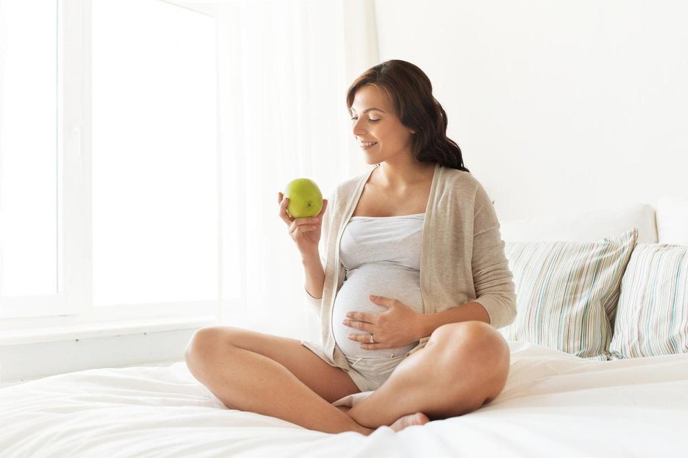 Preporučljivo je u trudnoći svakodnevno konzumirati jabuke - Avaz