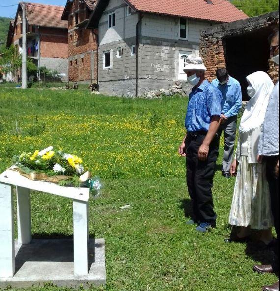 Položeno cvijeće na najtužnijoj masovnoj grobnici u BiH