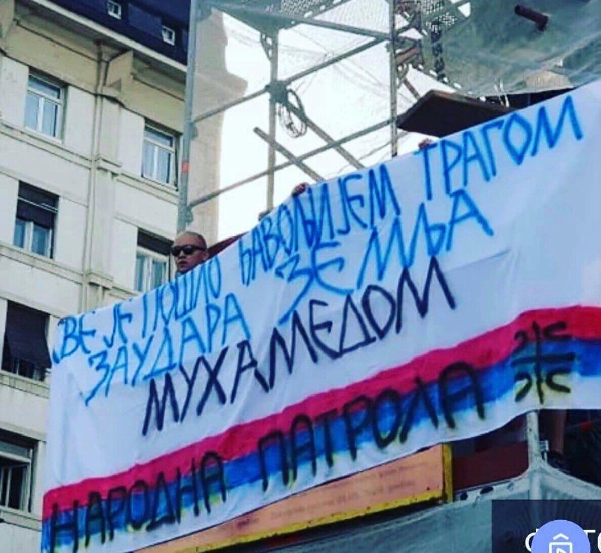 Sramotan transparent demonstranata u Beogradu - Avaz