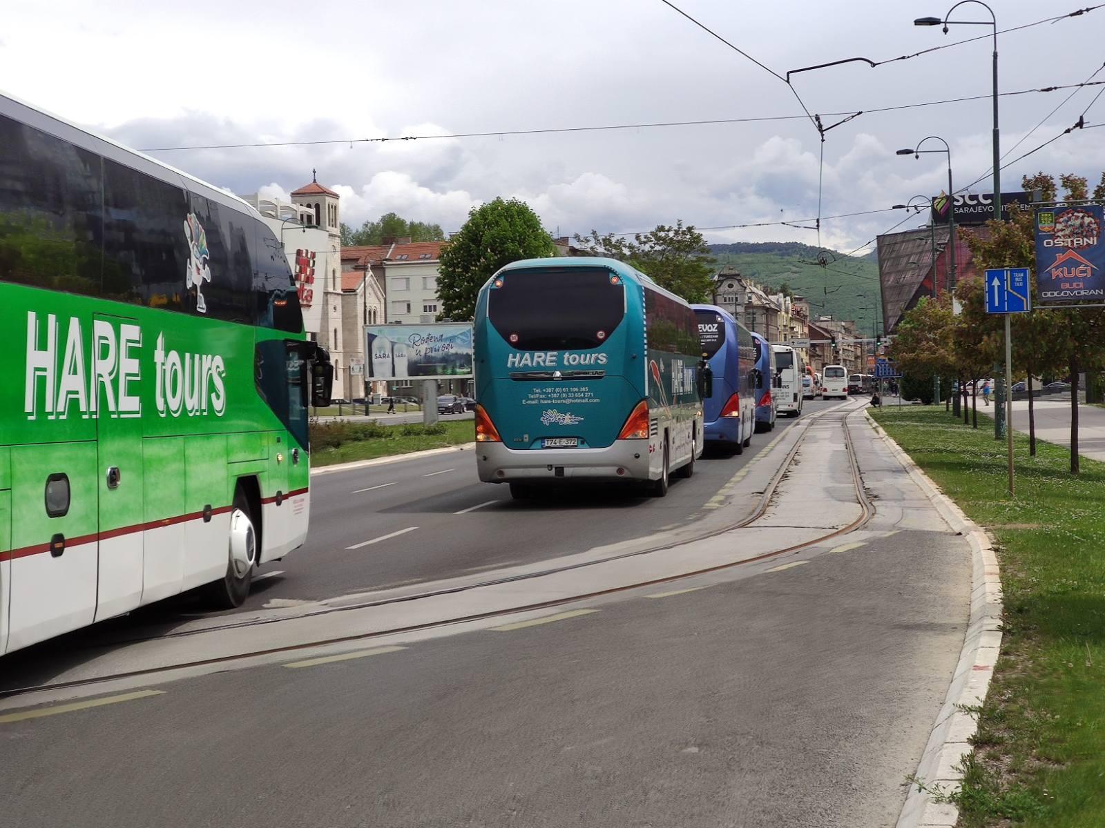 Defile autobusa: Turistički radnici krenuli prema Vijećnici