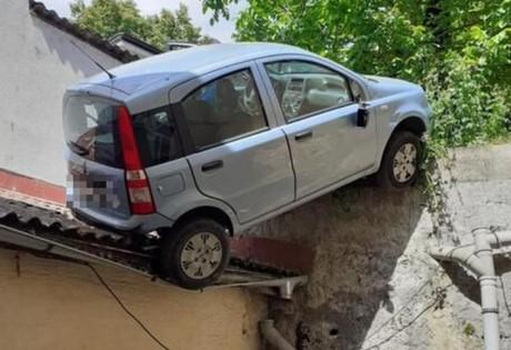 "Parkirao" na krov u Zagrebu: Vozio u rikverc i pao na skladište