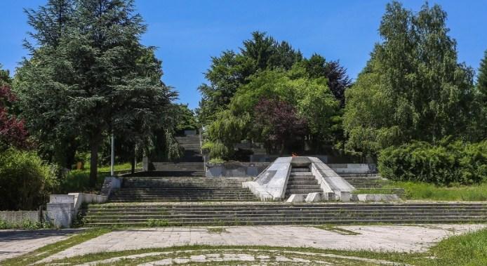 Ambasadori polažu cvijeće na Spomen-park Vraca i Jevrejsko groblje u Sarajevu