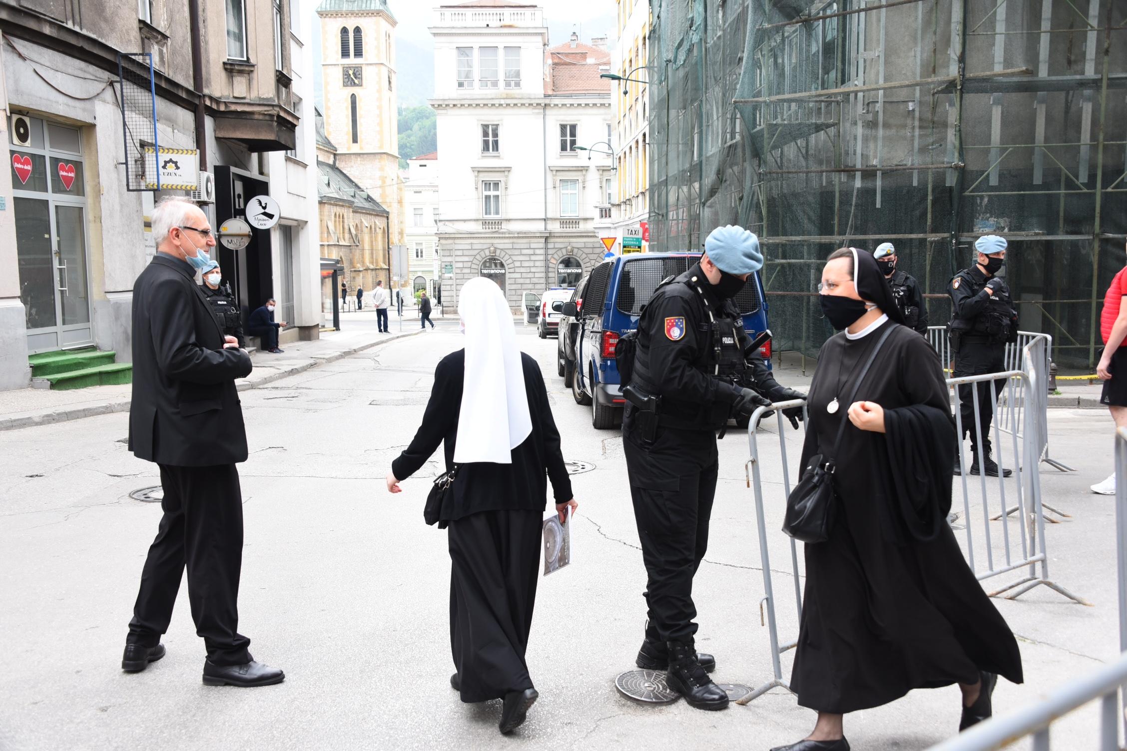 Centar Sarajeva u blokadi: Učesnici mise na sporedni ulaz ušli u Katedralu