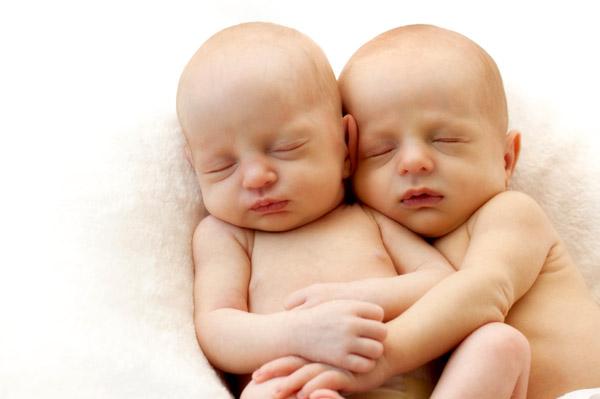 U svijetu ima više blizanaca nego bliznakinja - Avaz