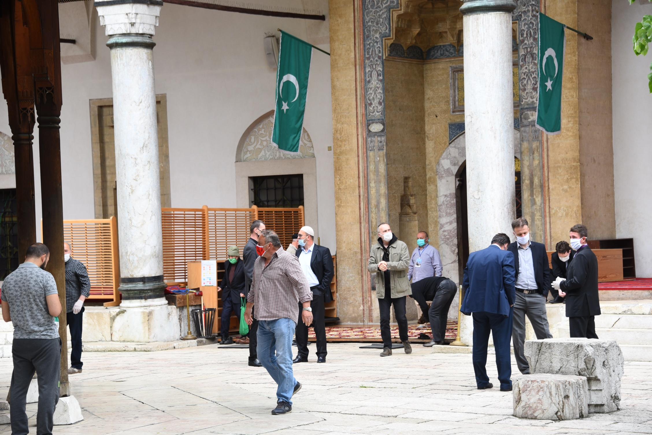 Prilikom dolaska i boravka u džamijskim prostorima obavezni su nošenje maske - Avaz