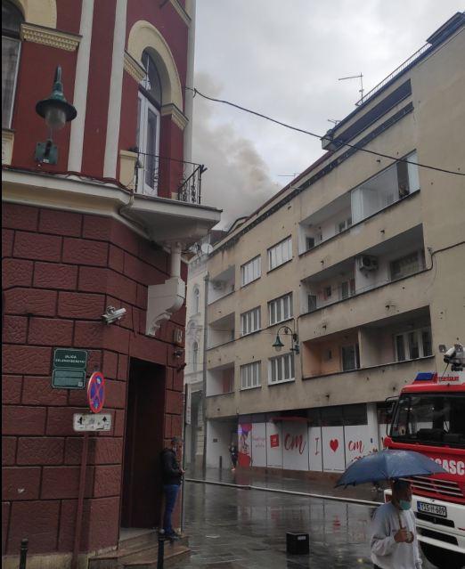 Gori krov zgrade u Štrosmajerovoj ulici
