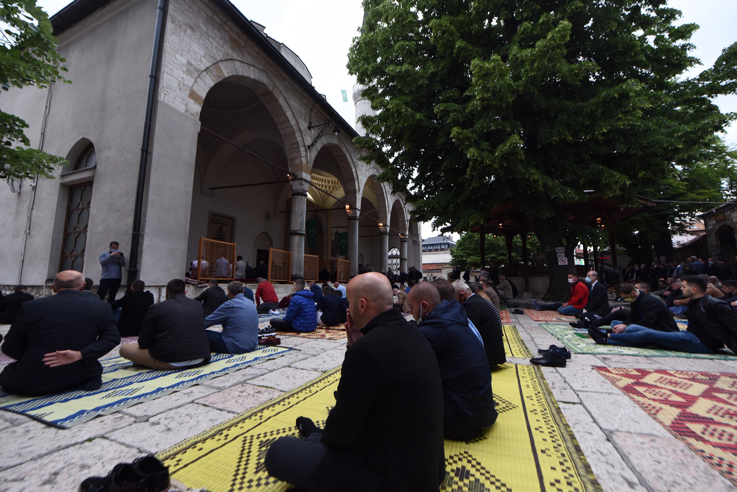 Veliki broj vjernika klanjao bajram-namaz u Begovoj džamiji - Avaz