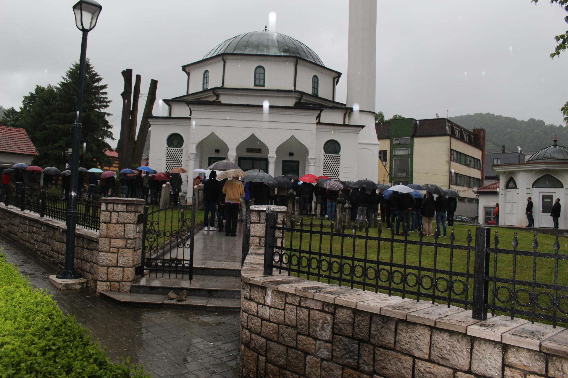 U Bijeloj džamiji nije bilo mjesta, vjernici klanjali bajram-namaz u haremu pod kišobranima