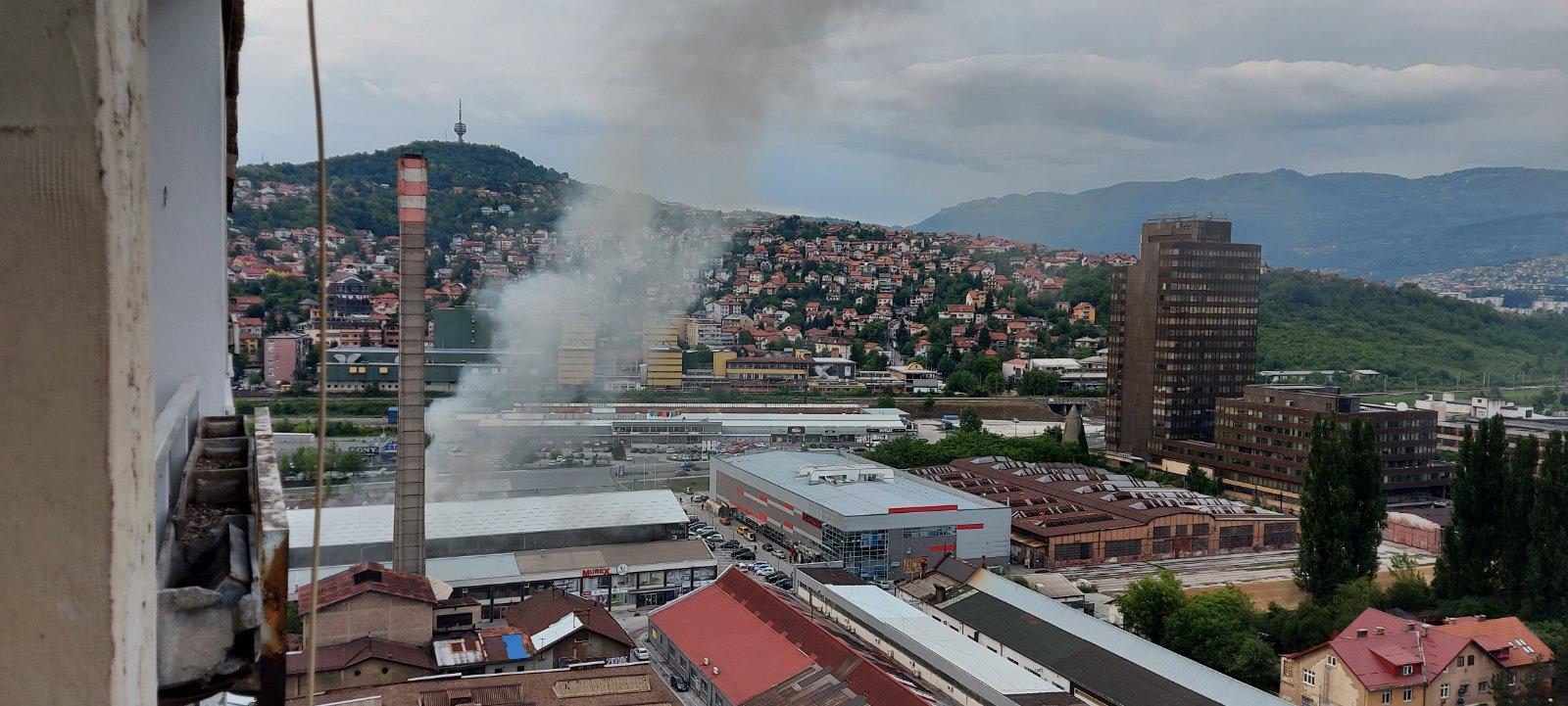 Požar u Sarajevu: Gore hale, vatrogasci stigli na lice mjesta