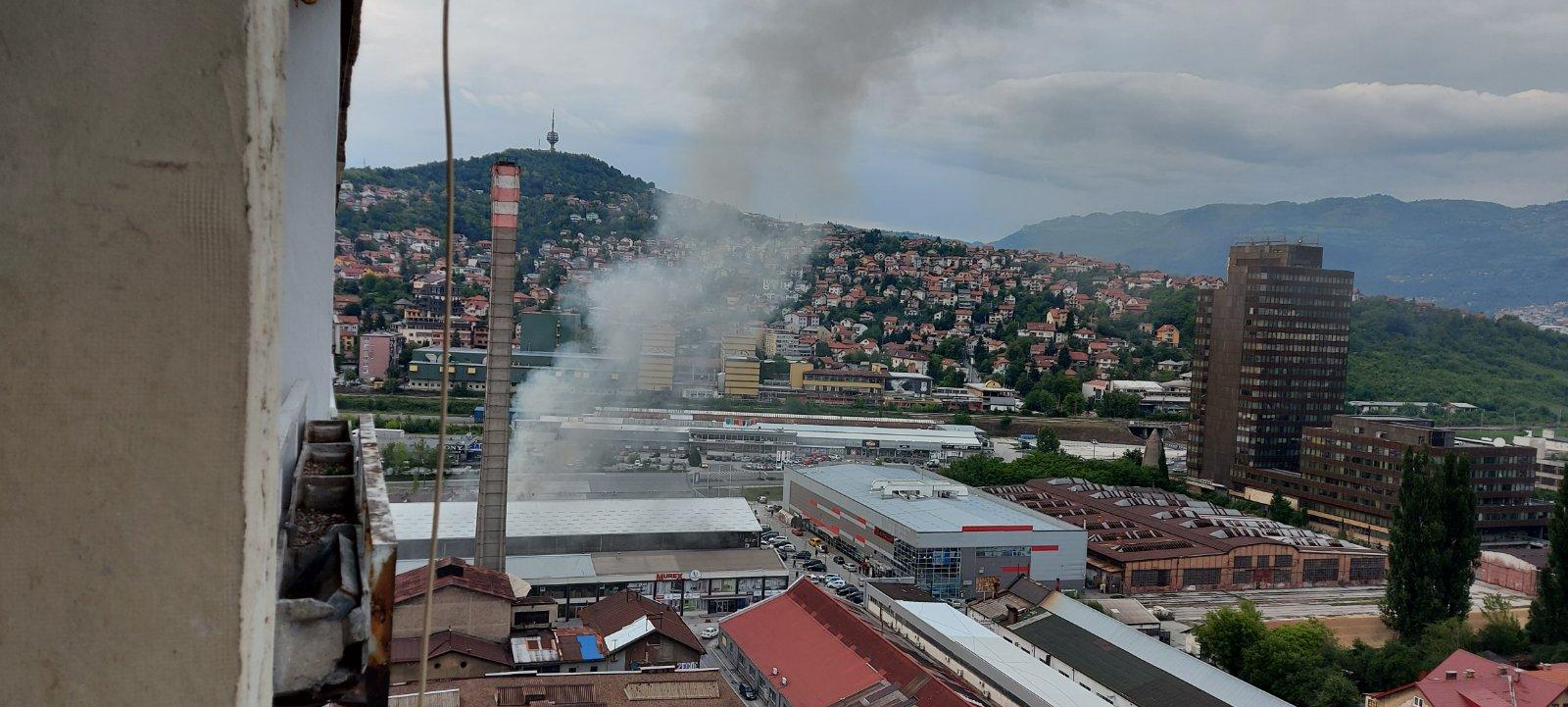 Ugašen požar na Pofalićima: Gorio krov poslovnih prostora
