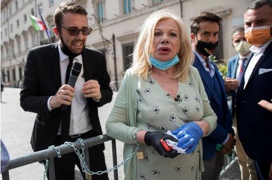 Italijanska glumica vezala se lancima ispred zgrade vlade
