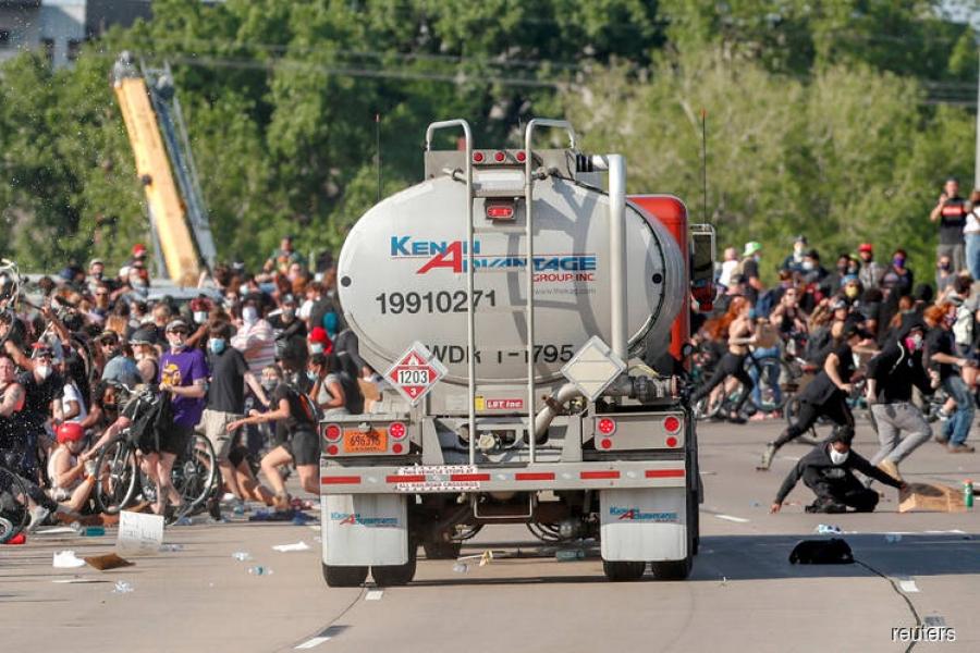 Kamion cisterna naletio na demonstrante - Avaz