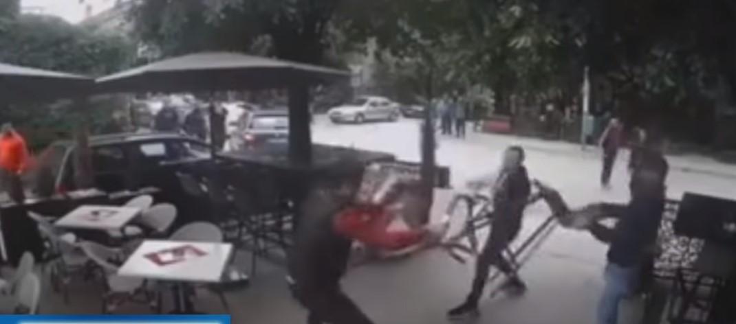 Brutalna tučnjava u Novom Pazaru: Mladići se mlatili stolicama, demolirali kafić