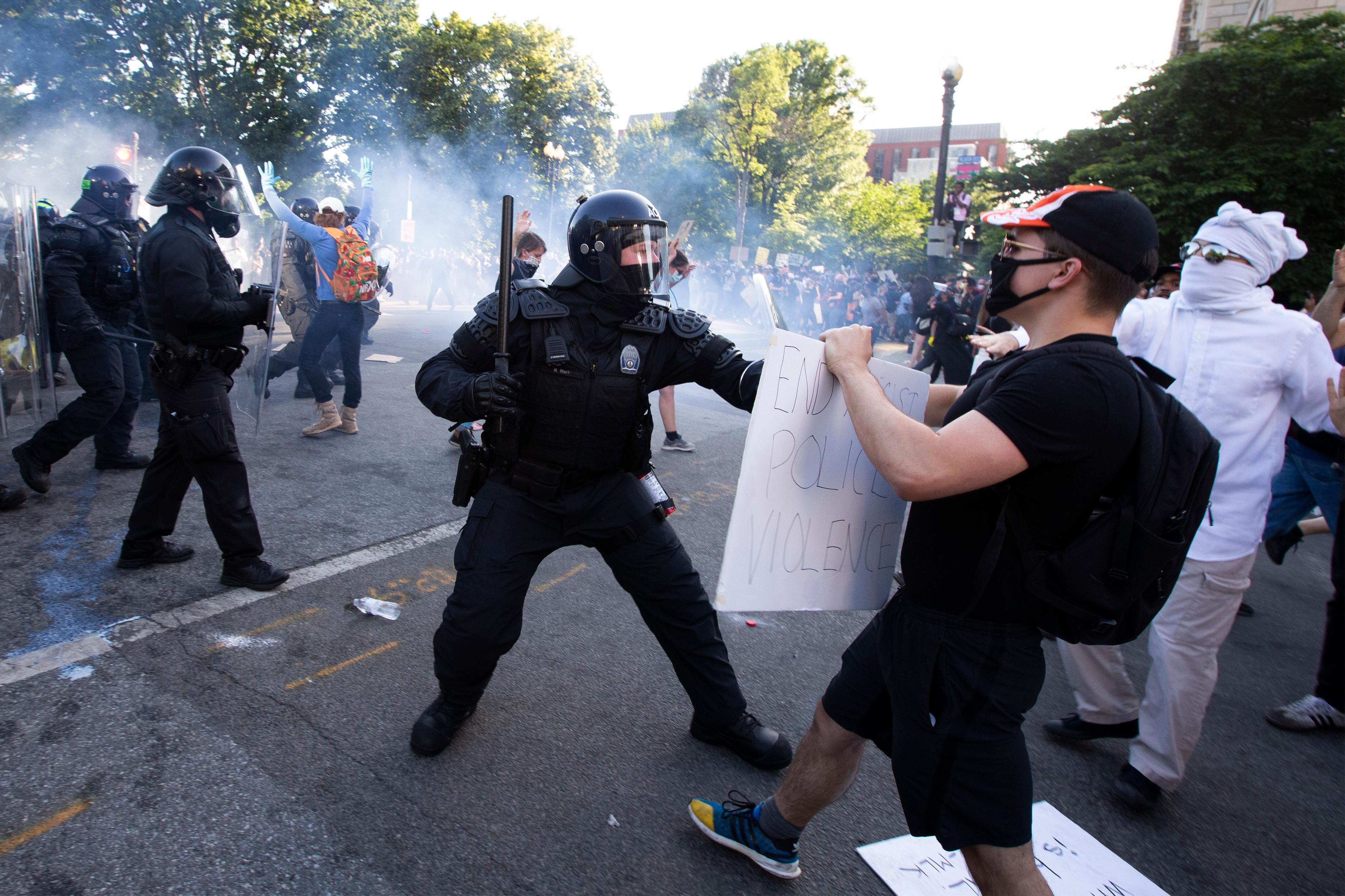 Burna noć u mnogim američkim gradovima: Demonstranti rastjerani suzavcem i gumenim mecima