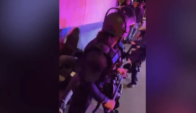 Novi snimak policijske brutalnosti u SAD: Davili tinejdžera na ulici
