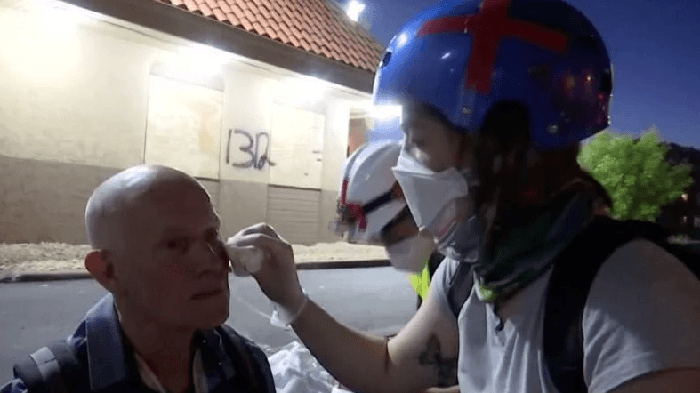 Šokantan snimak iz SAD: Novinar gumenim metkom pogođen u glavu